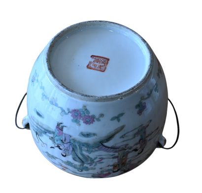 Récipient couvert en porcelaine famille rose,...