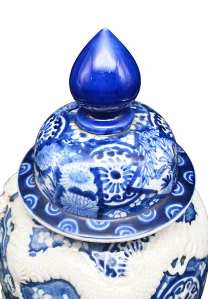 Grande vase chinoise en porcelaine bleu et...