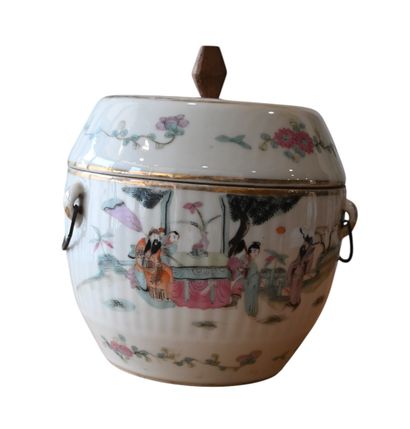 Récipient couvert en porcelaine famille rose,...