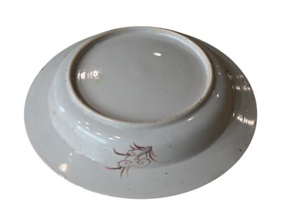 Paire de bols en porcelaine famille rose,...