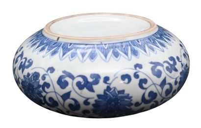 Brosse à laver en porcelaine bleue et blanche,...