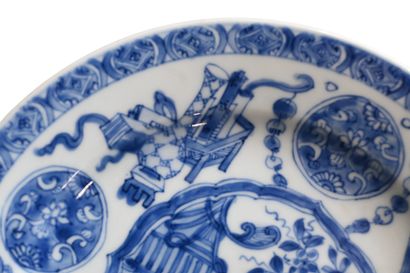 Assiette en porcelaine bleu et blanc, dynastie...