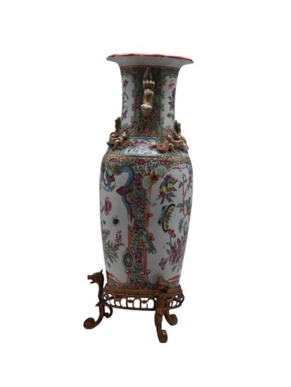 Vase en porcelaine de Canton à monture en...