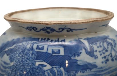 Plat ovale en porcelaine bleue et blanche,...