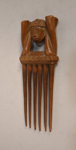 Peigne anthropomorphe à tête janiforme –...