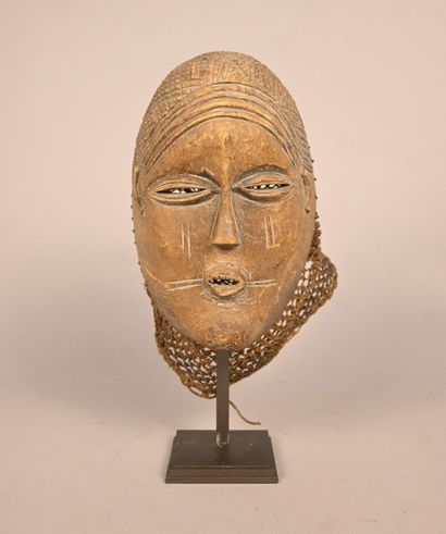 Masque féminin Chokwe « Pwo / Mwana Pwo »...