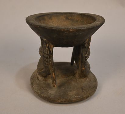 Ifa divination bowl on zoomorphic supports...