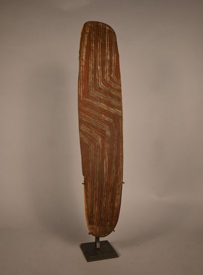 Bouclier aborigène sculpté à décor linéaire...