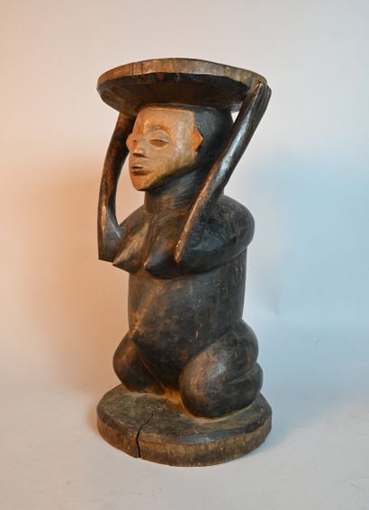 Tabouret Zombo à figure caryatide – RD Congo...