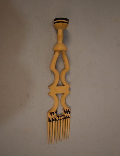 Peigne Tutsi – Rwanda – milieu du XXe siècle
Peigne...
