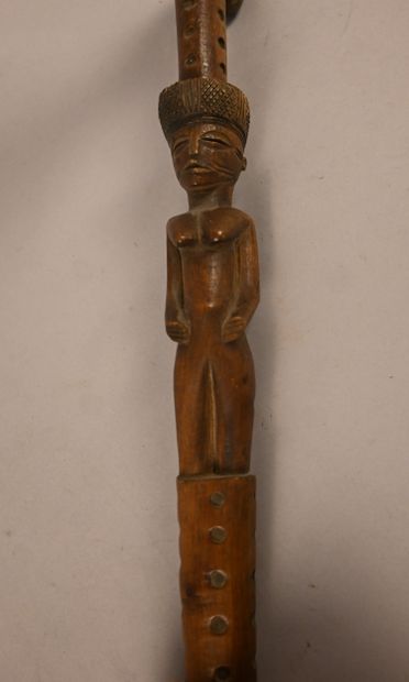 Hache Chokwe avec manche sculpté anthropomorphe,...