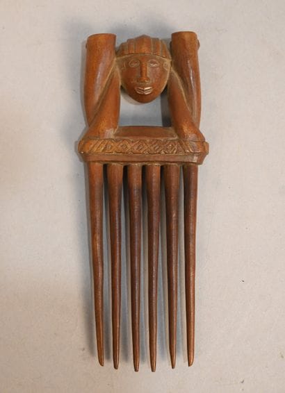 Peigne anthropomorphe à tête janiforme –...