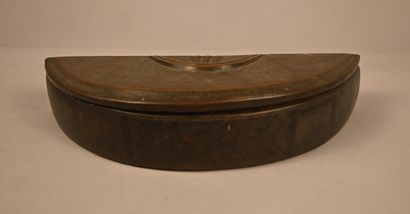 Kuba tukula box - DR Congo - early 20th century
Semicircular...