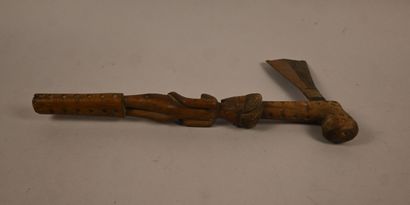 Hache Chokwe avec manche sculpté anthropomorphe,...