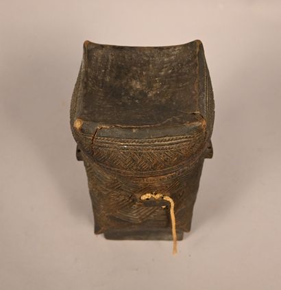 Boîte Kuba sculptée à décor géométrique –...