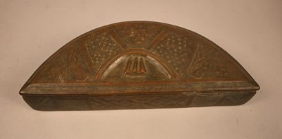 Kuba tukula box - DR Congo - early 20th century
Semicircular...
