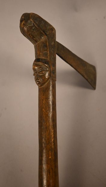 Hache Pende à manche sculpté, RD Congo, première...