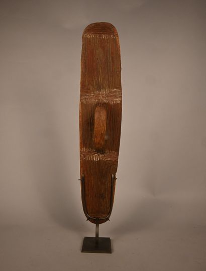 Bouclier aborigène sculpté à décor linéaire...
