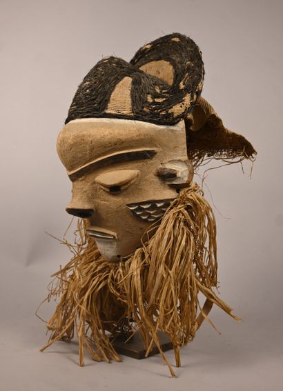 Masque Pende avec coiffe textile et barbe...
