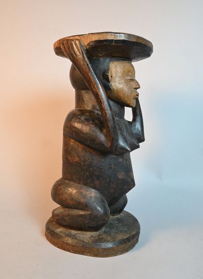 Tabouret Zombo à figure caryatide – RD Congo...