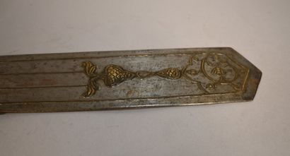 Indo-Persian sword with brass inlays - India...