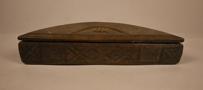 Kuba tukula box - DR Congo - early 20th century
Semicircular...