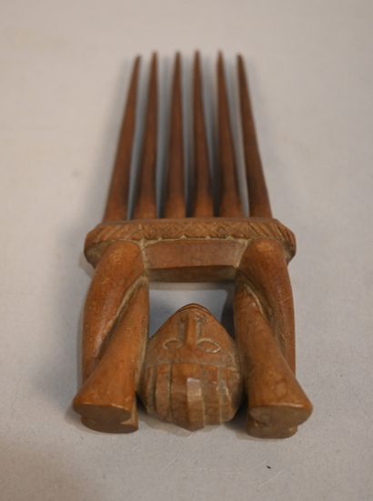 Peigne anthropomorphe à tête janiforme –...