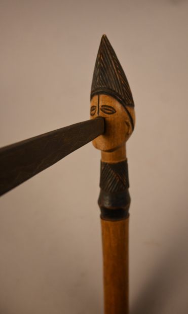 Hache cérémonielle Lwena avec manche anthropomorphe,...