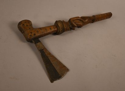 Hache Chokwe avec manche sculpté anthropomorphe,...