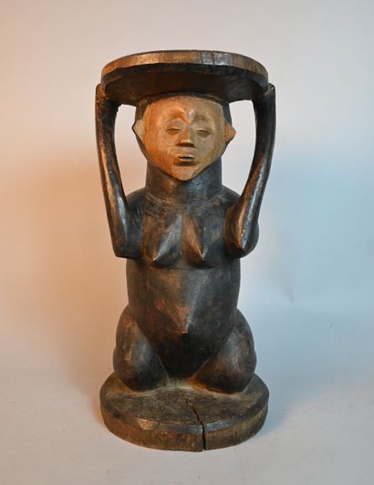Tabouret Zombo à figure caryatide – RD Congo...