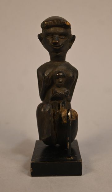 Indonésie – figure maternité sculptée – milieu...