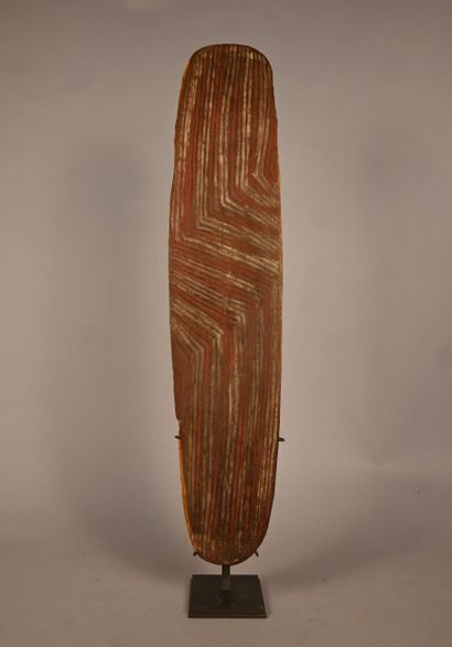 Bouclier aborigène sculpté à décor linéaire...