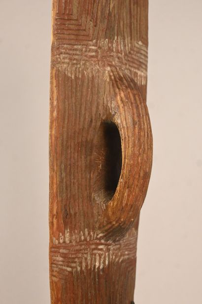Bouclier aborigène sculpté à décor linéaire...