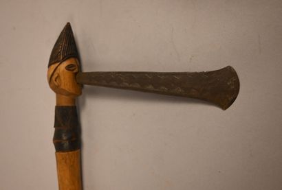 Hache cérémonielle Lwena avec manche anthropomorphe,...