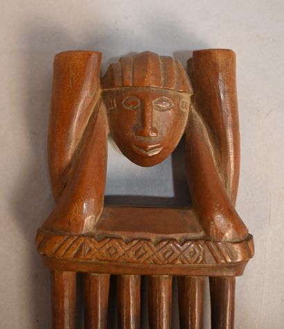 Peigne anthropomorphe à tête janiforme –...