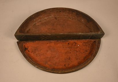 Kuba tukula box - DR Congo - early 20th century
Semicircular...