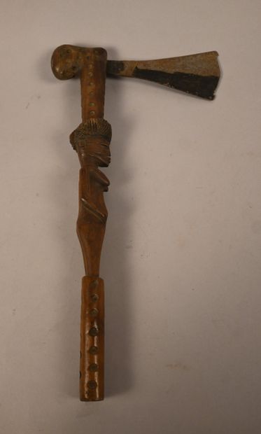 Hache Chokwe avec manche sculpté anthropomorphe,...