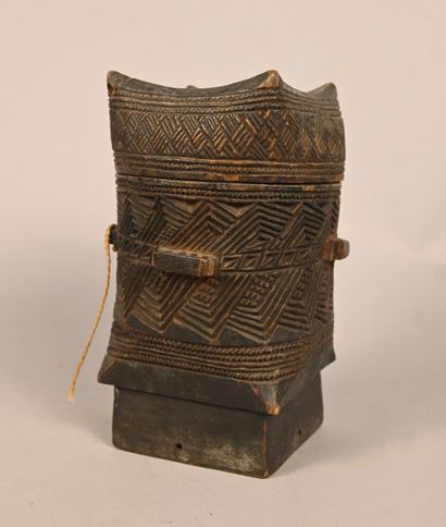Boîte Kuba sculptée à décor géométrique –...