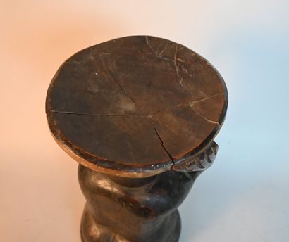 Tabouret Zombo à figure caryatide – RD Congo...