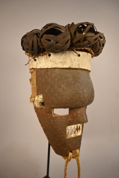Masque Mukinka Salampasu – RD Congo – première...