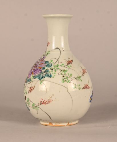Vase chinois en porcelaine émaillée à décor...