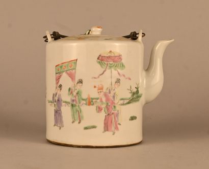 Théière chinoise en porcelaine famille rose...
