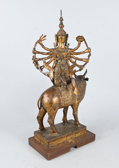 Divinité thaïlandaise en bronze doré, assise...