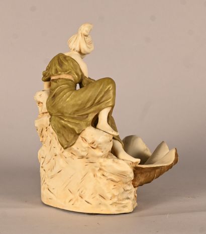 Royal Dux - Jeune femme à la coquille, Art...