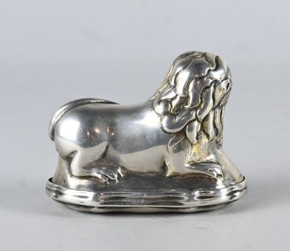 Boîte en argent massif en forme de lion,...