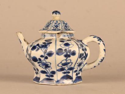 Théière octogonale en porcelaine bleu et...