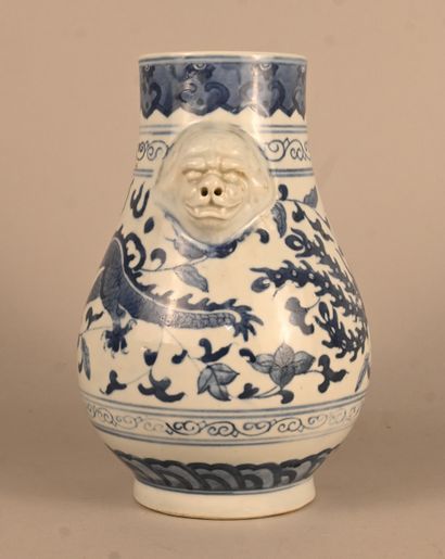 Vase en porcelaine chinoise bleu et blanc...