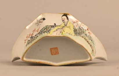 Coupelle en porcelaine chinoise, marque apocryphe,...
