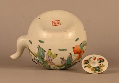 Théière en porcelaine Famille Rose avec anse...