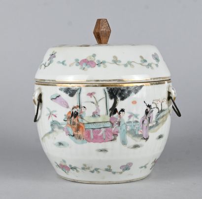 Famille Rose porcelain covered container...